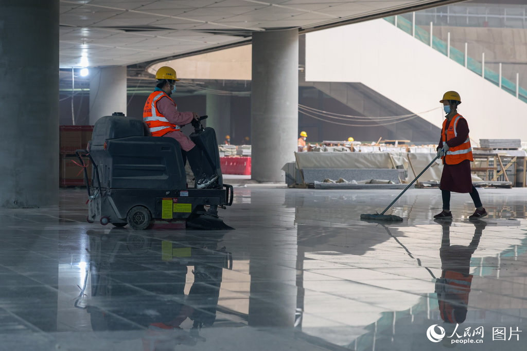 工人在施工現場清掃地面。