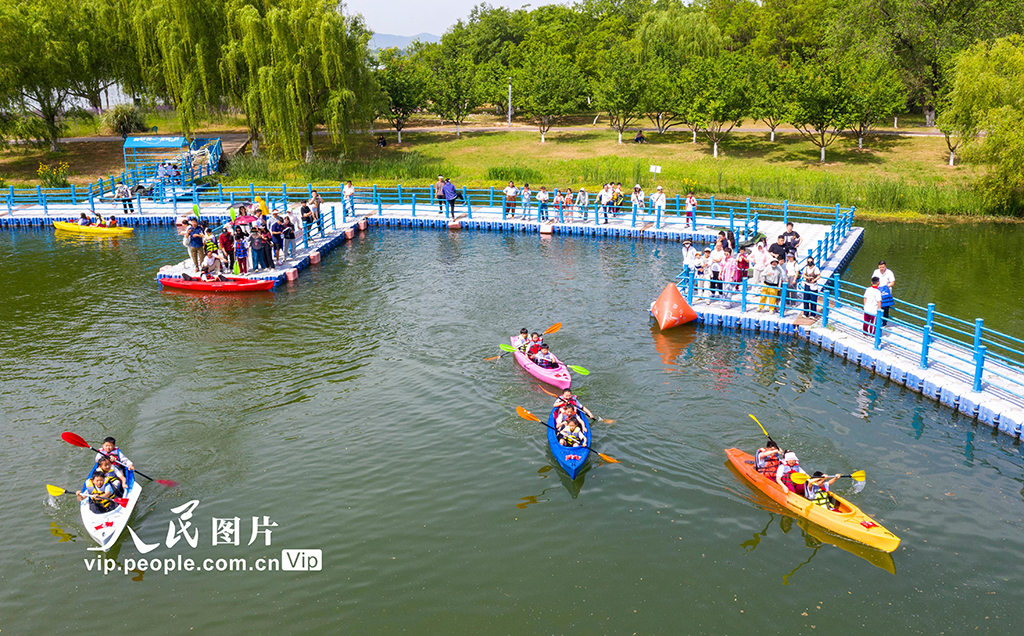湖北襄陽：少年習練皮劃艇技能