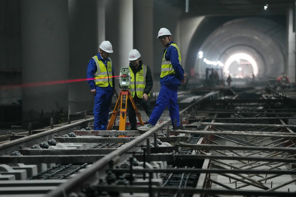 5月1日，在京唐城際鐵路北京段施工現場，中鐵十四局測量人員對無砟軌道進行施工精調。新華社記者 鞠煥宗 攝