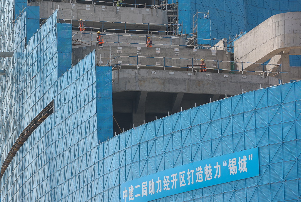 5月1日，中建二局建設者在江蘇省無錫市奧體三期項目現場施工作業。新華社發（朱吉鵬攝）