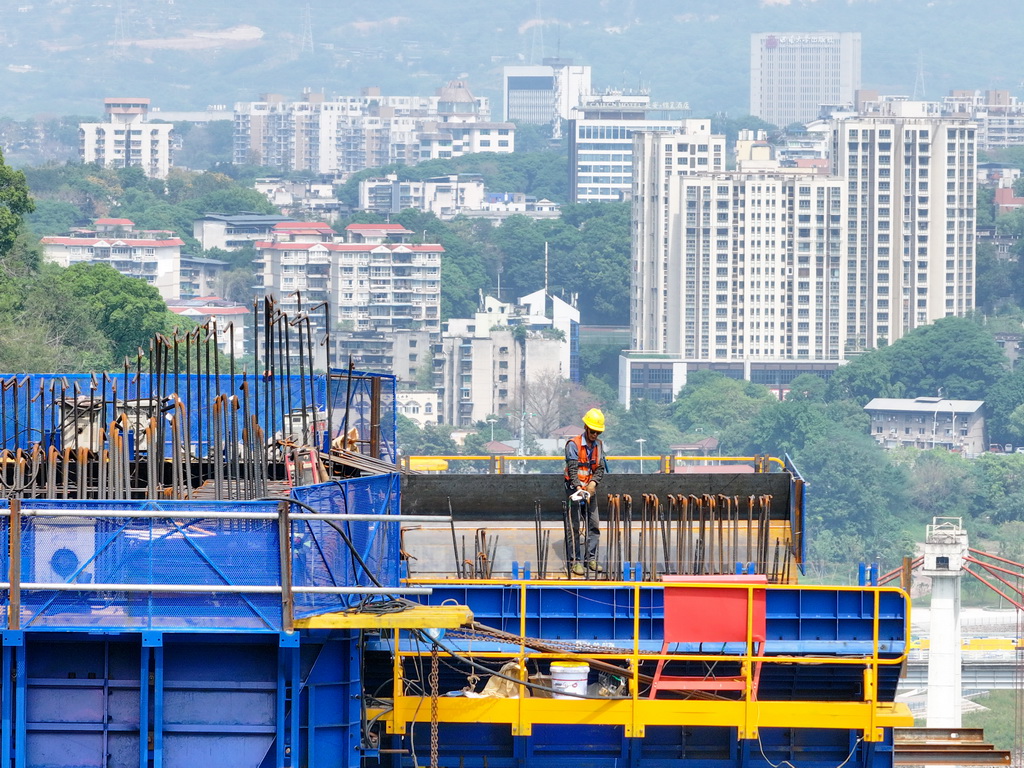 5月1日，工作人員在位于重慶市北碚區的西渝高鐵嘉陵江特大橋施工現場作業（無人機照片）。新華社記者 唐奕 攝