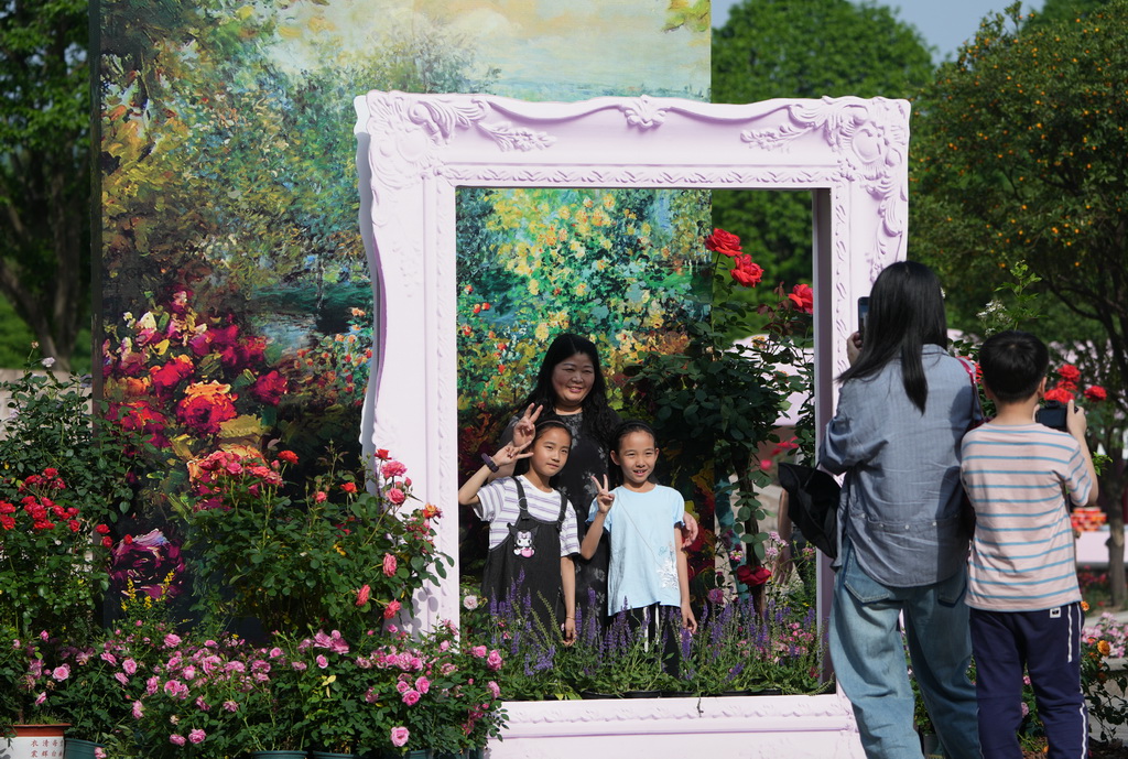 5月1日，人們在杭州花圃的鮮花畫框留影。新華社記者 翁忻旸 攝