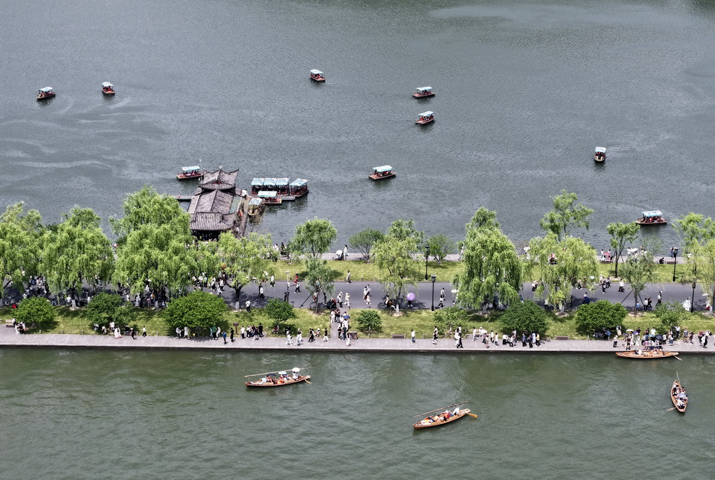 5月1日，杭州西湖白堤上人流如織（無人機照片）。新華社發（龍巍攝）