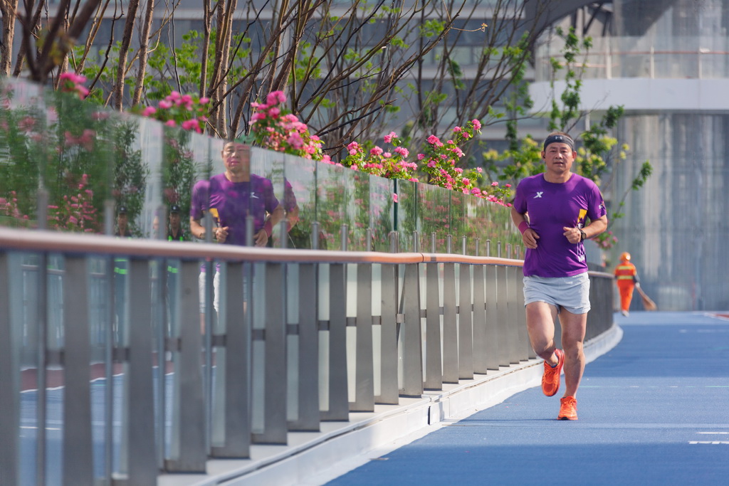 5月1日，市民在當日正式開放的南京雨花“數據線公園”跑步。新華社發（孫忠南攝）
