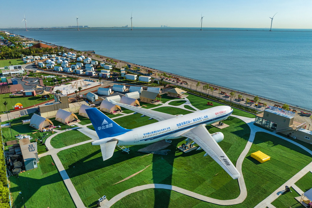 5月1日，空客A330寬體飛機亮相天津東疆海之翼航空基地，為游客帶來豐富的假日體驗。新華社發（杜鵬輝攝）