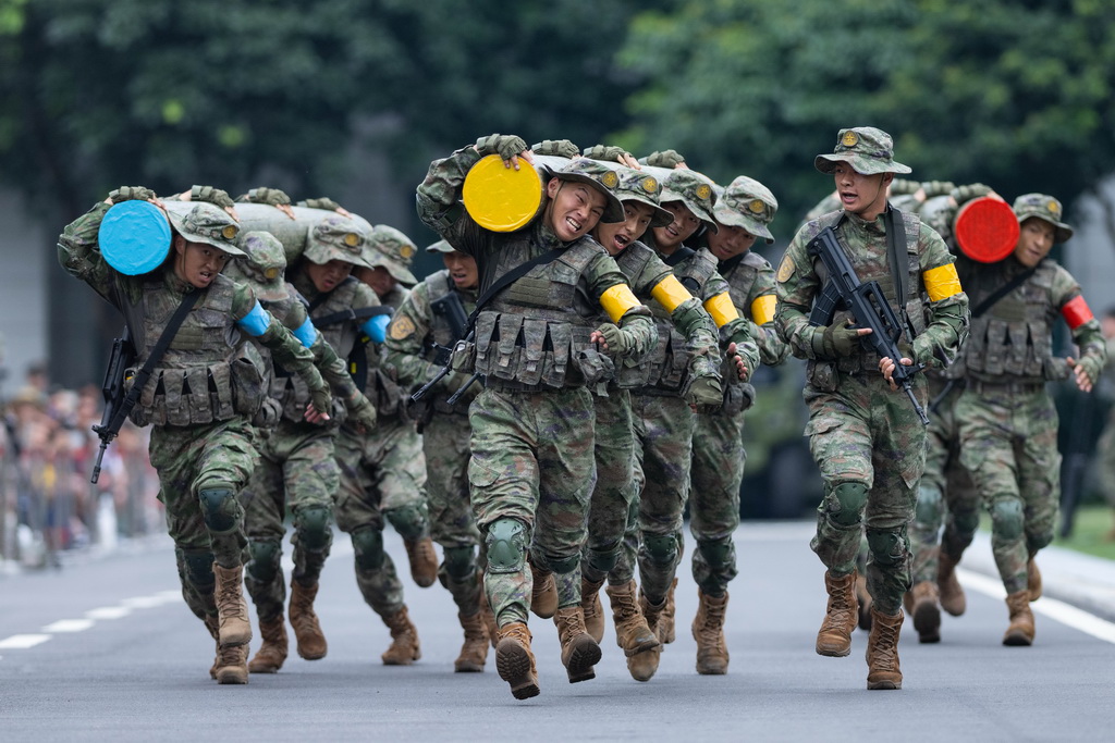 5月1日，中國人民解放軍駐澳門部隊官兵進行軍事訓練課目展示。