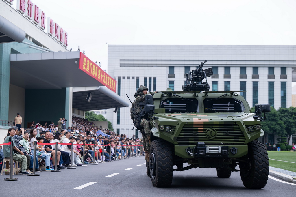 5月1日，中國人民解放軍駐澳門部隊官兵進行軍事訓練課目展示。