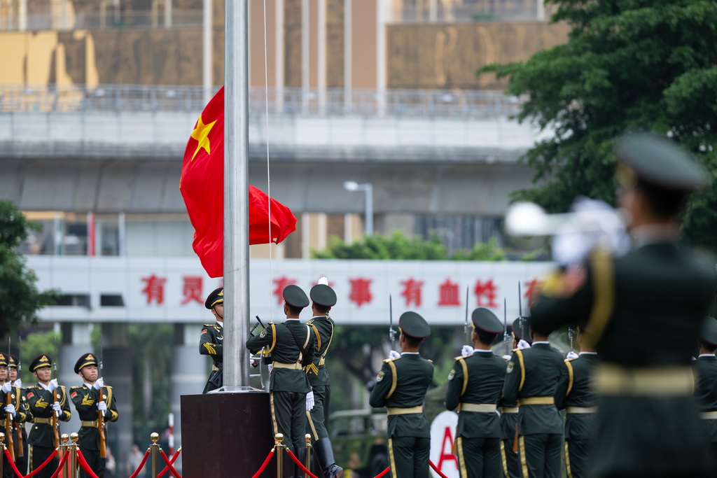 5月1日，中國人民解放軍駐澳門部隊官兵進行升國旗儀式。