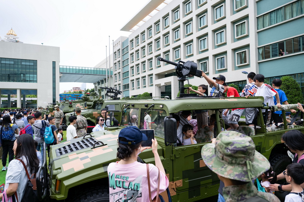 5月1日，市民在中國人民解放軍駐澳門部隊舉行第十九次軍營開放活動上參觀。