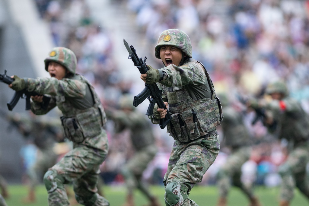 5月1日，中國人民解放軍駐澳門部隊官兵進行軍事訓練課目展示。