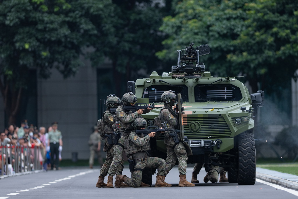 5月1日，中國人民解放軍駐澳門部隊官兵進行軍事訓練課目展示。