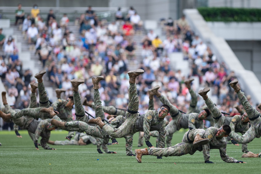 5月1日，中國人民解放軍駐澳門部隊官兵進行軍事訓練課目展示。