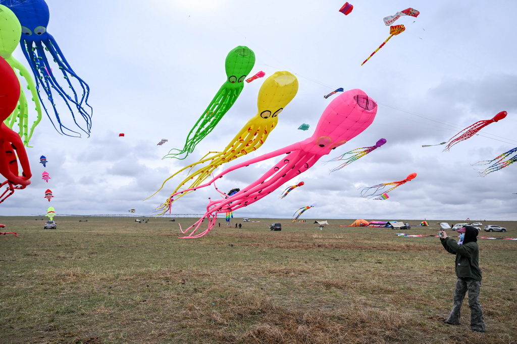 5月2日，游客在風箏節上拍照。