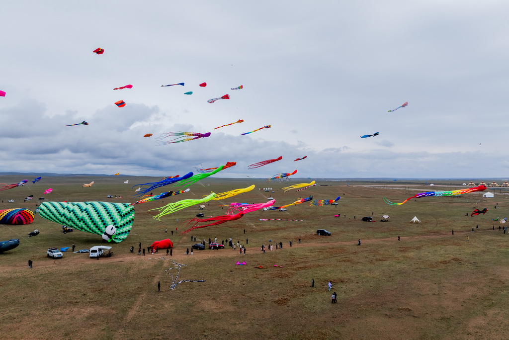 5月2日，各式風箏在格根塔拉草原上空飛舞（無人機照片）。
