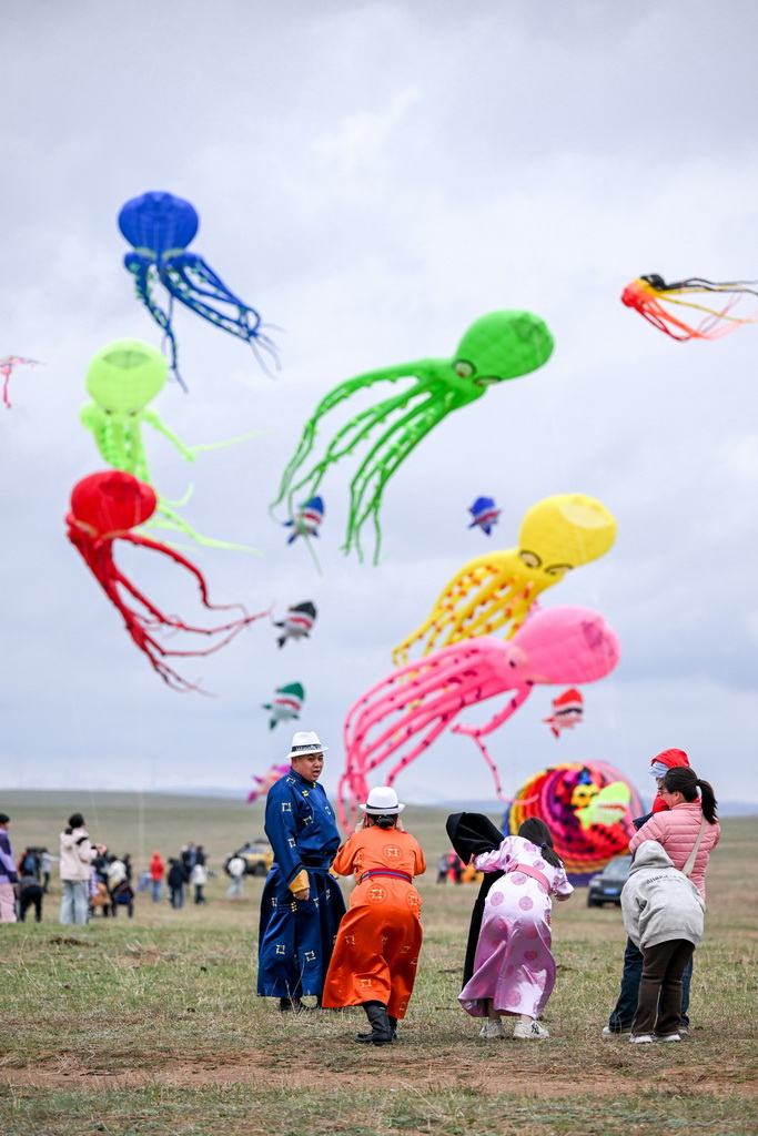 5月2日，游客在風箏節上游玩。