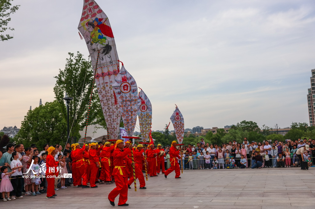5月2日，非物質文化遺產“許村大刀燈”在安徽省合肥市徽園景區展演。