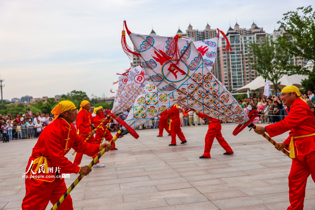 5月2日，非物質文化遺產“許村大刀燈”在安徽省合肥市徽園景區展演。