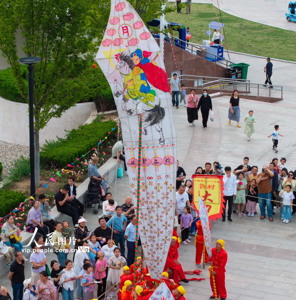 5月2日，非物質文化遺產“許村大刀燈”在安徽省合肥市徽園景區展演。