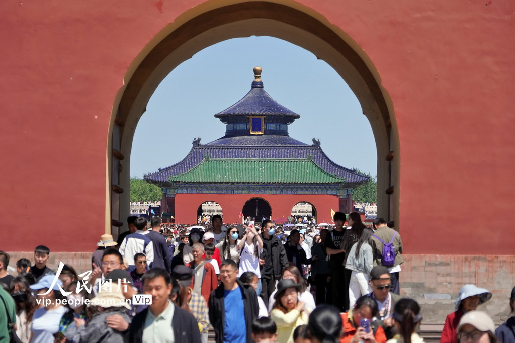5月3日，大批游客在北京天壇公園游覽。