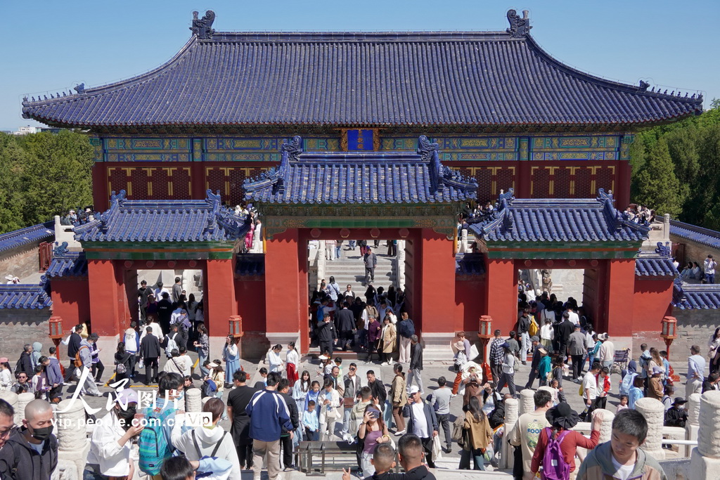 5月3日，大批游客在北京天壇公園游覽。