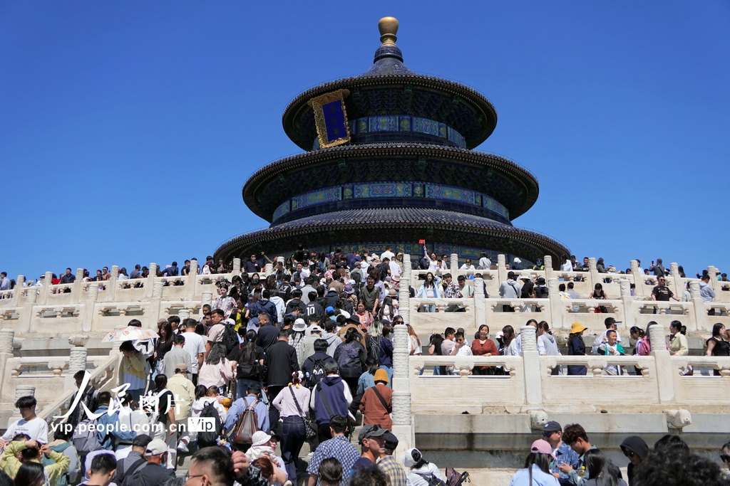 北京天壇公園迎來大客流
