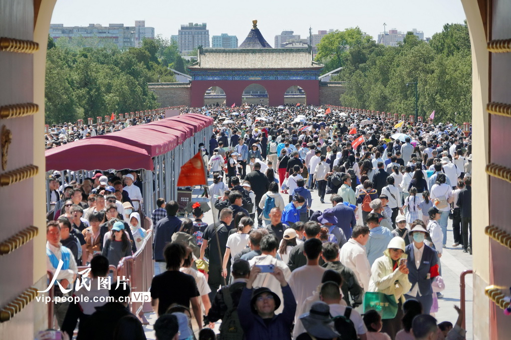 5月3日，大批游客在北京天壇公園游覽。