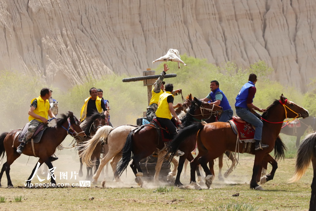 新疆溫宿：叼羊比賽精彩紛呈