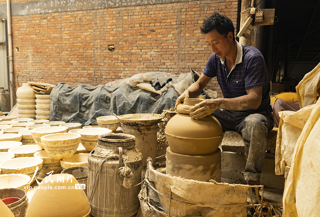云南曲靖:陶器生產帶動就業【2】
