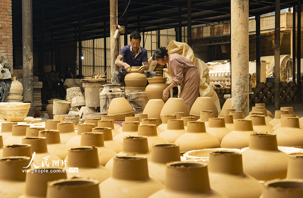 云南曲靖：陶器生產帶動就業