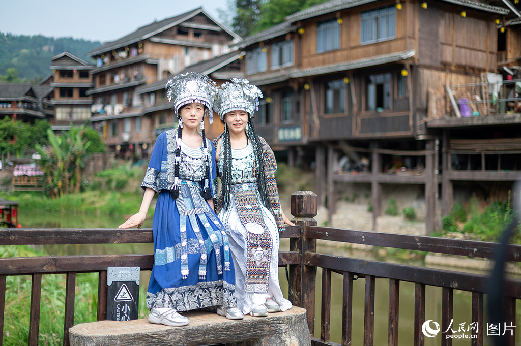 2025年5月3日，在廣西三江侗族自治縣程陽八寨景區，游客穿上民族服裝合影留念。人民網記者 嚴立政攝