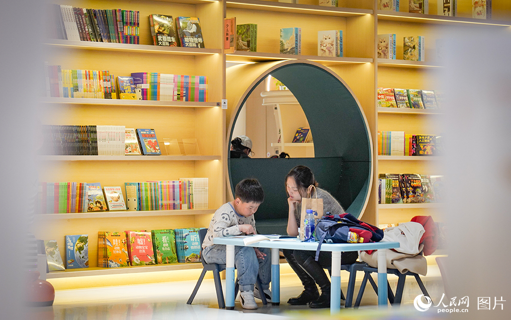 2025年5月3日，在黑龍江省哈爾濱市南崗新華書店內，家長帶著孩子暢享閱讀的美好時光。人民網記者 蘇靖剛攝