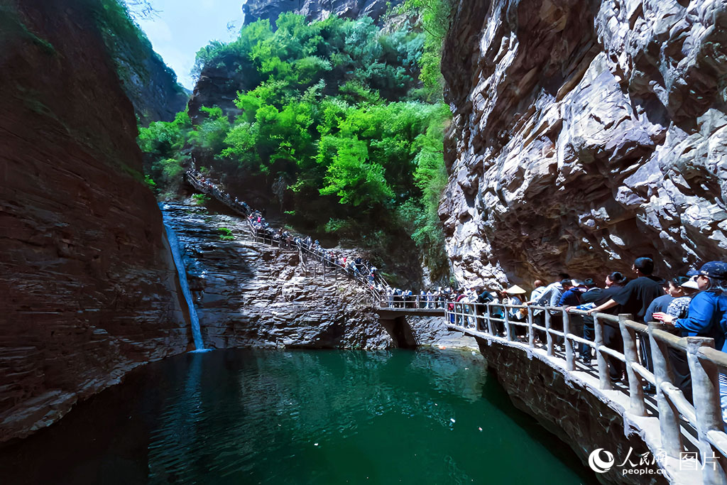 2025年5月4日，河南林州太行大峽谷，游客在綠水青山之間樂享假期。人民網 霍亞平攝