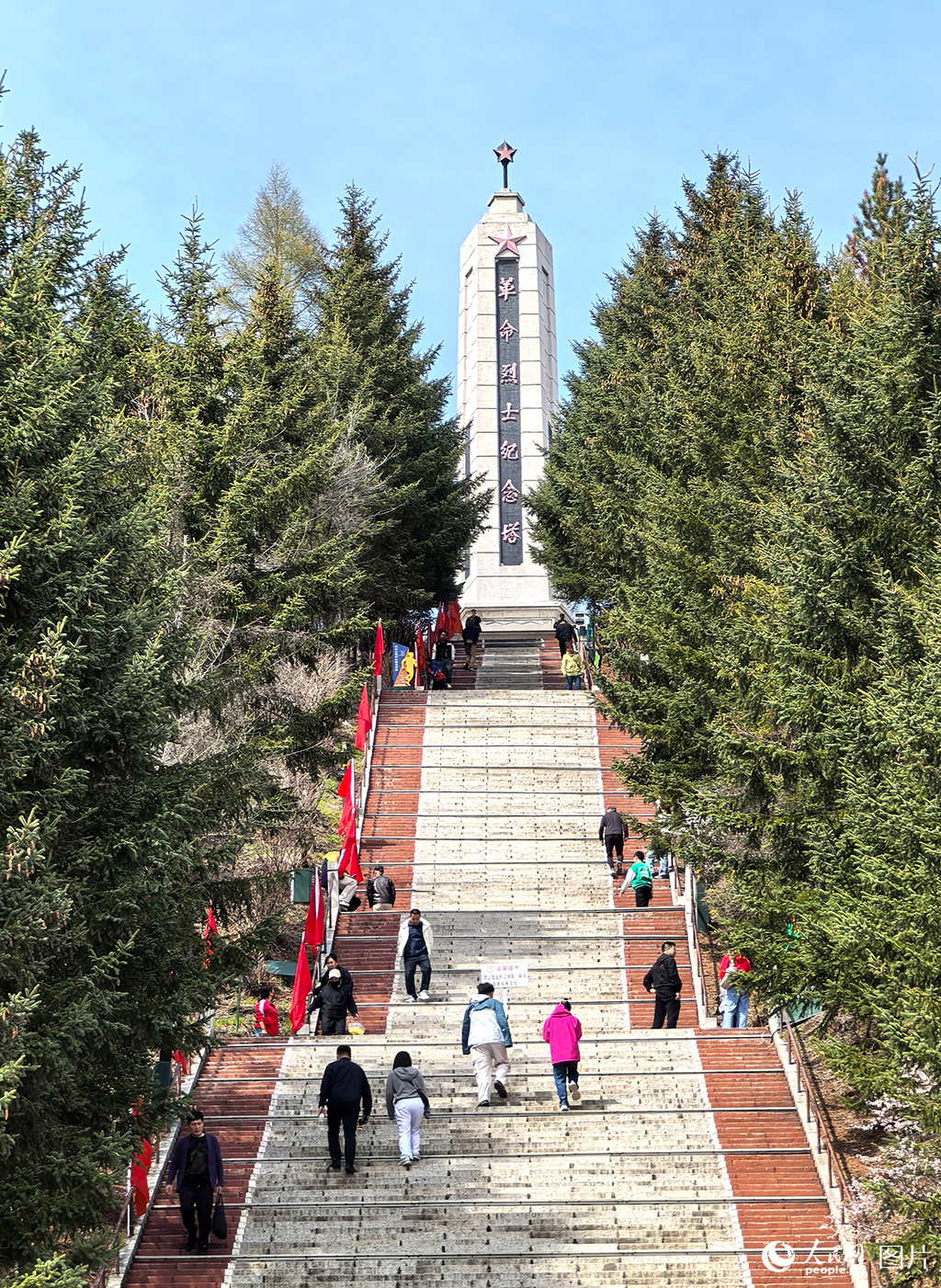 2025年5月4日，吉林省敦化市北山公園內，不少市民游客拾級而上，登上革命烈士紀念塔，緬懷先烈。他們在行走中聆聽革命故事，感受紅色文化。人民網記者 王海躍攝