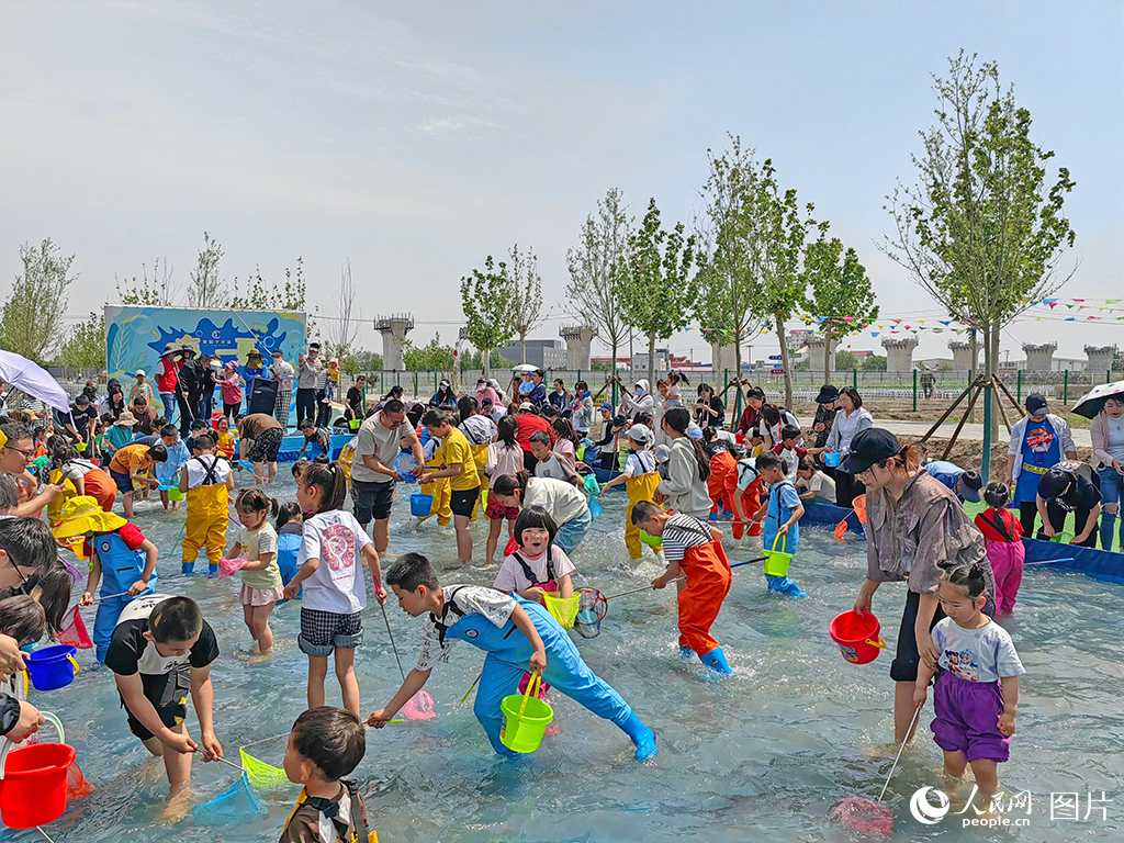 2025年5月4日，游客在天津市東麗區蔡園子農場參加撈魚比賽。人民網記者 崔新耀攝