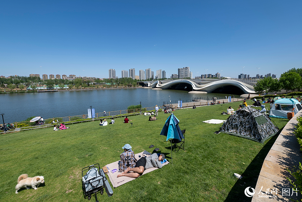 2025年5月3日，在北京通州北運河畔，不少市民游客前來露營休閑，欣賞運河美景，親近自然，樂享五一假期。人民網記者 翁奇羽攝