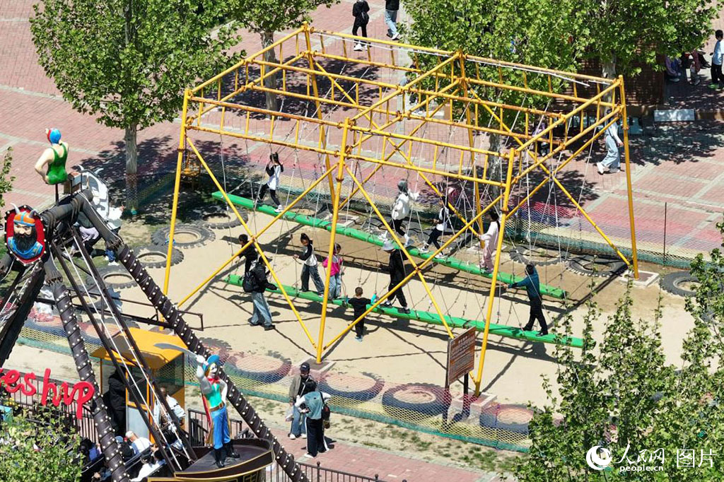 2025年5月3日，游客在河北省秦皇島市盧龍縣左右山谷景區游玩。人民網記者 周博攝