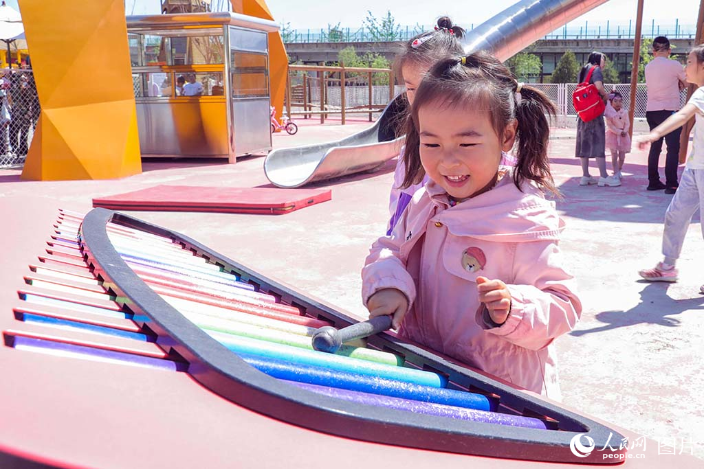 2025年5月3日，山西省太原市晉源區稻田公園，一位小朋友開心地敲擊兒童鋼管琴。人民網記者 王帆攝