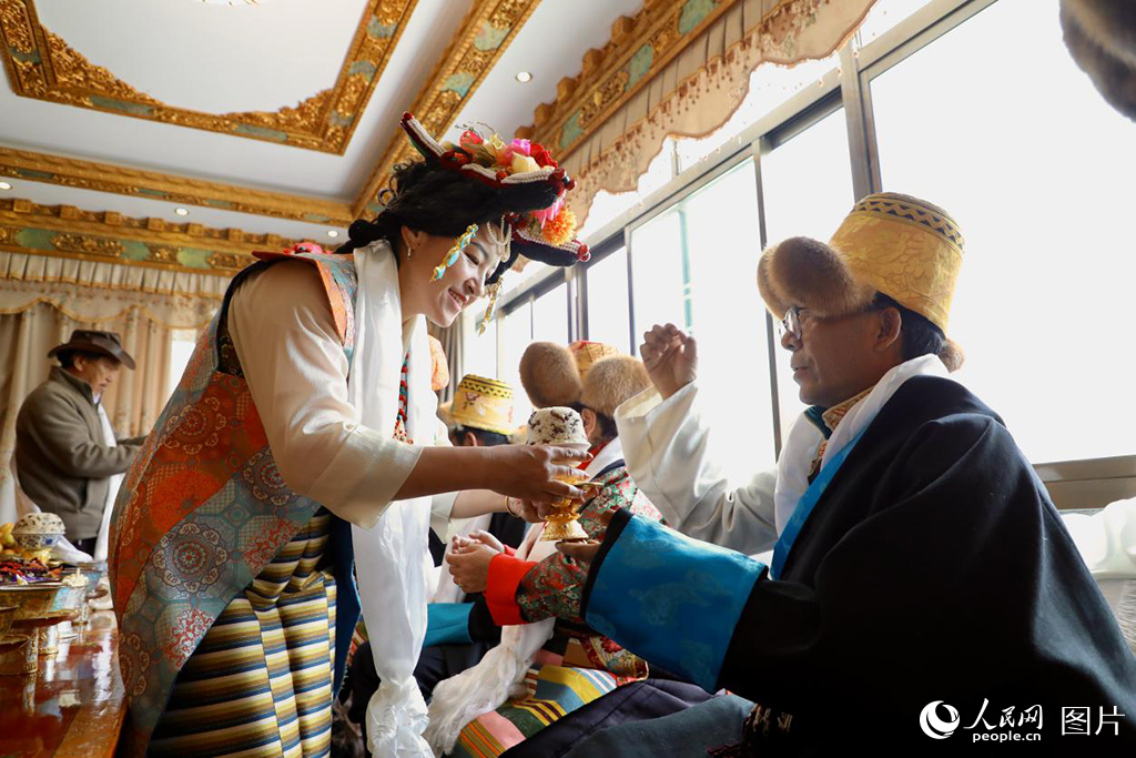 2025年5月2日，在西藏拉薩市城關區崗堆小區里舉行這一場別開生面的藏式婚禮。人民網記者 次仁羅布攝