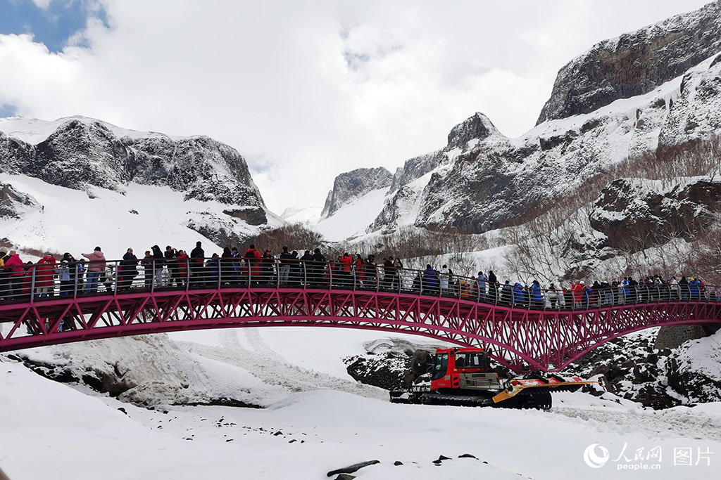 2025年5月2日，在吉林省長白山北景區，春雪覆蓋著山巒，為長白山披上夢幻銀裝，呈現出一派如詩如畫的景象，吸引全國各地的游客前來暢享假日時光。人民網記者 王帝元攝