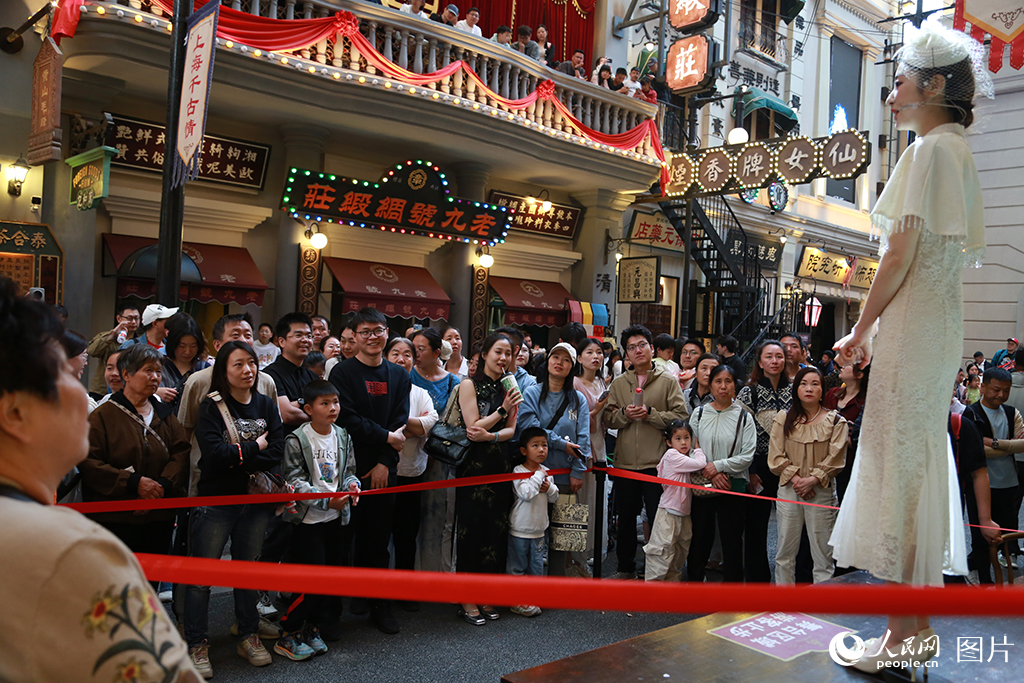 2025年5月2日，《上海千古情》單日連演8場，創造了上海大型旅游演藝單日場次、單日游客量新高，不少親自家庭前來感受海派風情與復古潮流的碰撞。人民網記者 龔莎攝