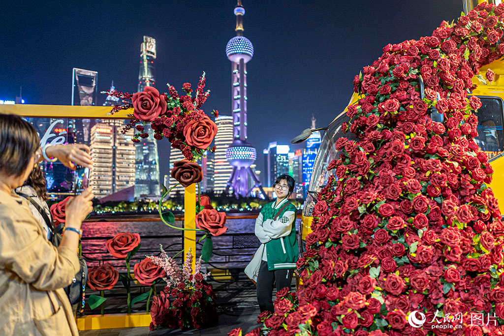 2025年5月1日晚，上海，游客在北外灘拍照打卡，與陸家嘴地標建筑群合影。