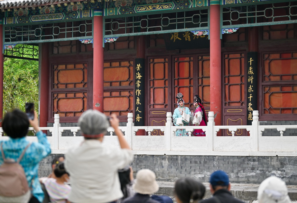 5月5日，觀眾在天津人民公園欣賞京劇《西廂記》。