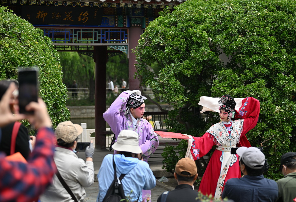 5月5日，演員在天津人民公園為觀眾表演京劇《西廂記》。