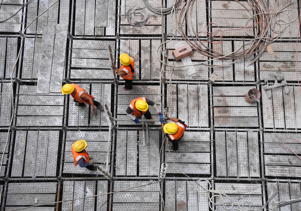 5月5日，工人在三亞河口通道工程項目現場施工。