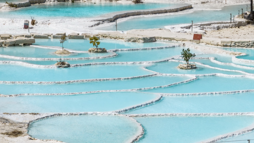 這是云南省迪慶州香格里拉市三壩鄉白水臺風光（2024年3月10日攝，無人機照片）。