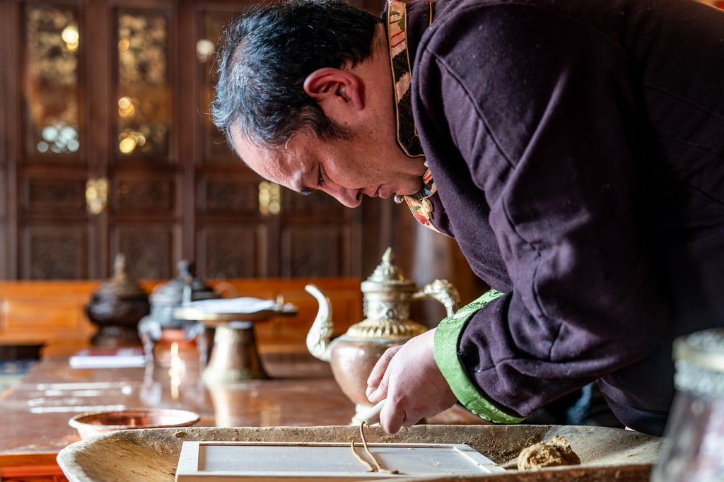 在云南省迪慶州香格里拉市，松林藏香非遺傳承館的藏族漢子向巴江參在制作藏香（2025年3月6日攝）。