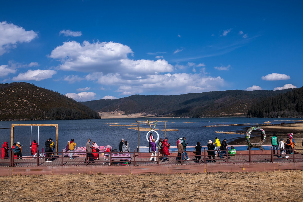 游客在云南省迪慶州香格里拉市普達措景區參觀游覽（2023年3月9日攝）。