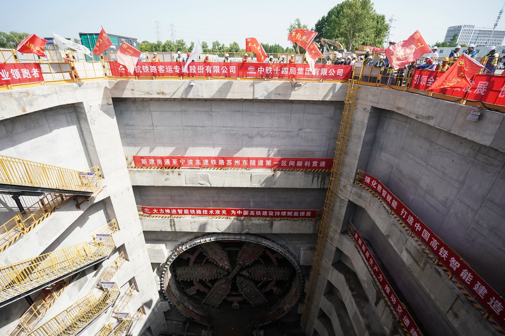 5月7日，施工人員慶祝蘇州東隧道首個盾構區間順利貫通。