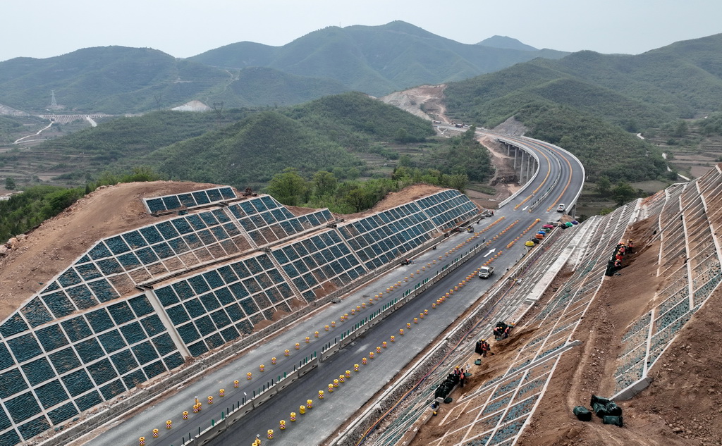 5月7日，工人在石太高速公路改擴建項目建設工地施工（無人機照片）。