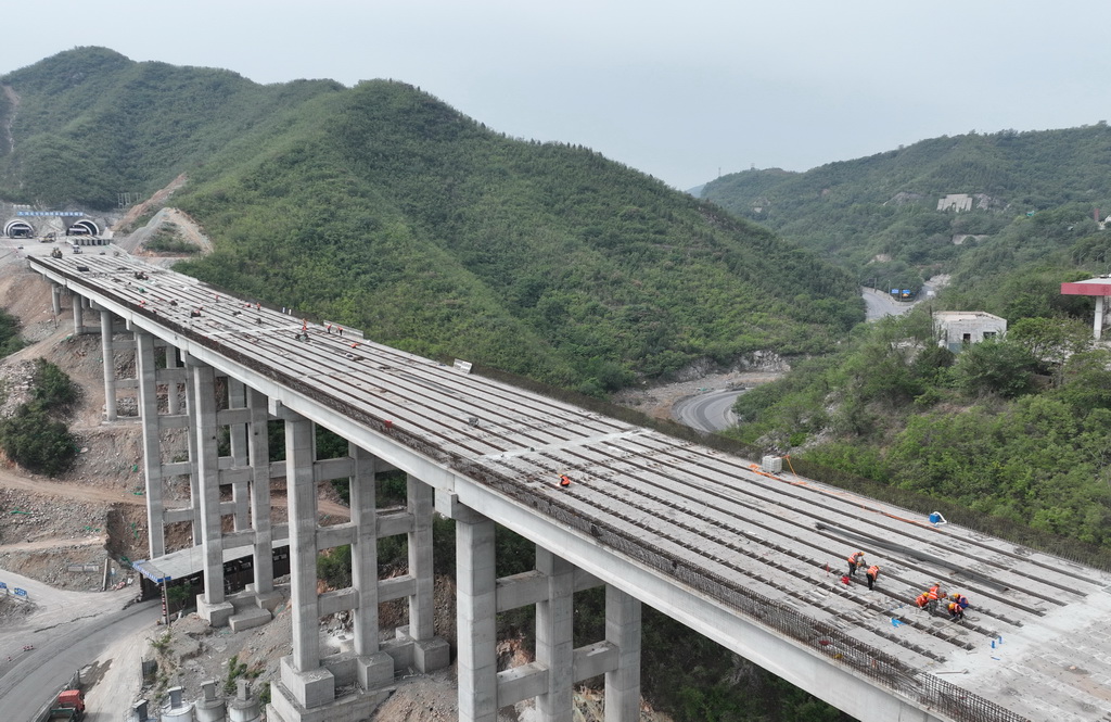 5月7日，工人在石太高速公路改擴建項目核桃園4號橋建設工地施工（無人機照片）。